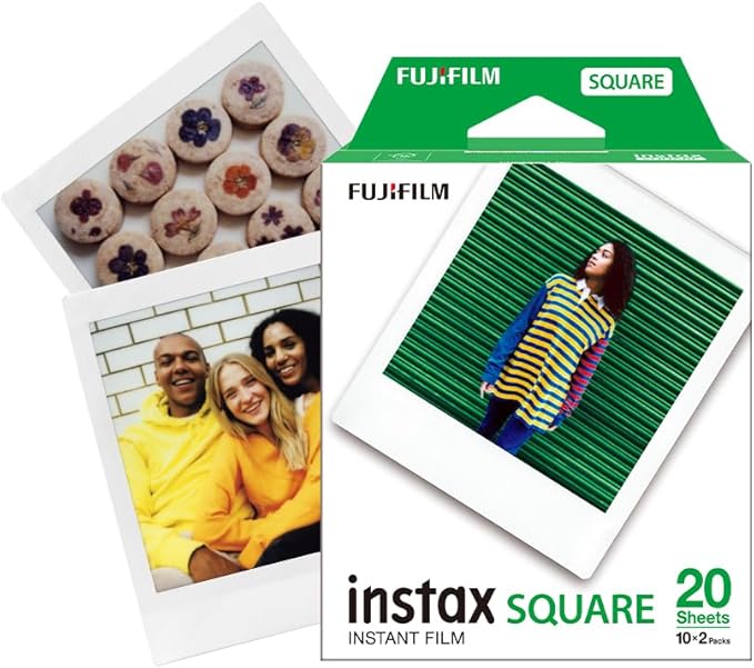 Mujer sonriendo con una cámara Fujifilm Instax Mini
