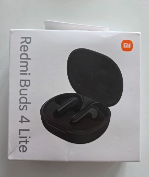 Xiaomi Redmi Buds 4 Lite en su estuche de carga