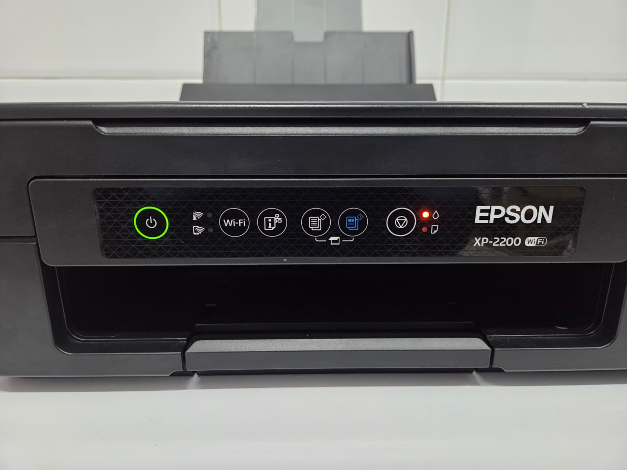 Vista frontal de la impresora Epson XP-2200